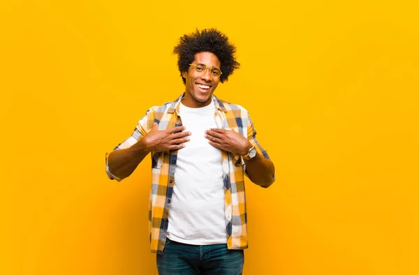 Jovem Negro Olhando Feliz Surpreso Orgulhoso Animado Apontando Para Mesmo — Fotografia de Stock