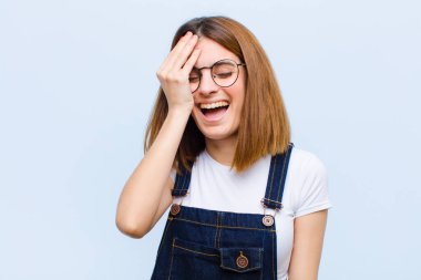 Genç ve güzel bir kadın gülüyor ve alnına şaplak atıyor. Unutmuşum yoksa mavi arka planda yaptığım aptalca bir hataydı. 