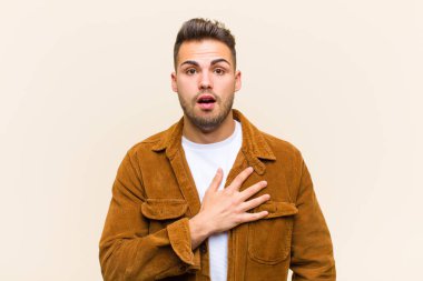 Genç İspanyol bir adam şok olmuş ve şaşırmış hissediyor, gülümsüyor, el ele tutuşuyor, o olmaktan mutlu ya da soyutlanmış bir geçmişe karşı minnettarlık gösteriyor.