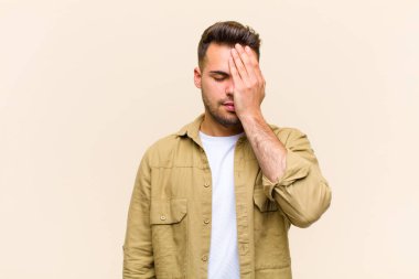 Genç İspanyol adam şaşkın ve şaşkın görünüyor, bir sorunu çözmeye çalışıyor ya da izole edilmiş bir geçmişe karşı düşünüyor.