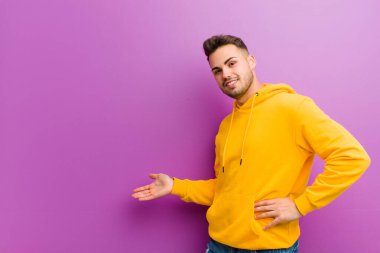 Mor arka planda sıradan görünüşlü genç bir İspanyol.