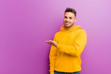 Mor arka planda sıradan görünüşlü genç bir İspanyol.