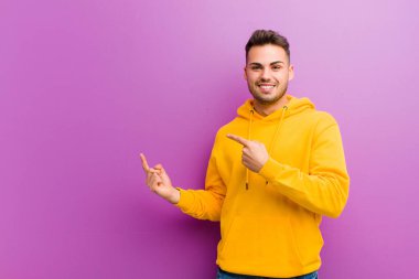 Mor arka planda sıradan görünüşlü genç bir İspanyol.