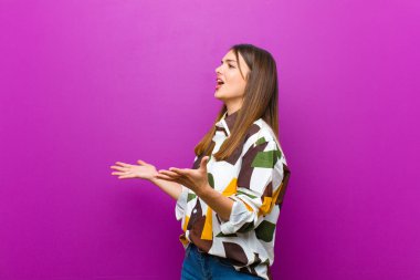 Genç, güzel bir kadın opera icra ediyor ya da konserde şarkı söylüyor. Romantik, sanatsal ve tutkulu bir şekilde mor arka planda.