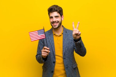 Genç yakışıklı adam turuncu arka planda