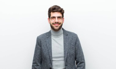 Genç müdür olumlu ve kendinden emin bir şekilde gülümsüyor. Tatmin olmuş, arkadaş canlısı ve mutlu görünüyor.