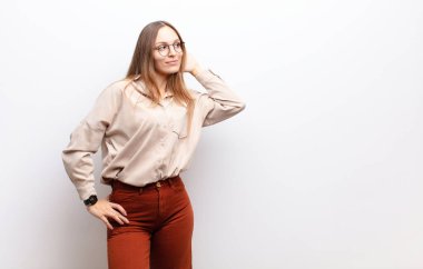 Genç, güzel bir kadın gülümsüyor, tuhaf bir şekilde yan tarafa bakıyor, dedikoduları dinlemeye çalışıyor ya da beyaz duvara karşı bir sırrı duymaya çalışıyor.