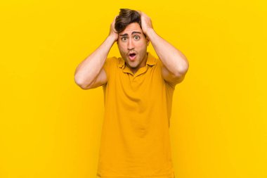  Heyecanlı ve şaşırmış görünüyor, ağzı açık, elleri başının üstünde, şanslı bir kazanan gibi hissediyor.