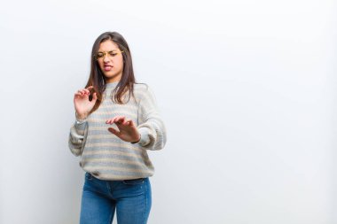 Genç, güzel bir kadın tiksinti ve mide bulantısı hissediyor. Pis kokan ya da pis kokan bir şeyden uzak duruyor. Beyaz duvara yapışmış iğrenç diyor.