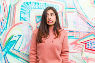 Endişeli, stresli, endişeli ve korkmuş, panikleyen ve dişlerini sıkan