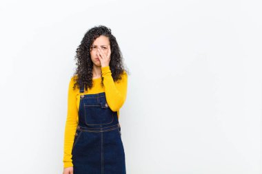 Genç, güzel bir kadın yorgun, sıkıcı ve sıkıcı bir görevin ardından sıkılmış, hayal kırıklığına uğramış ve uykulu hissediyor.