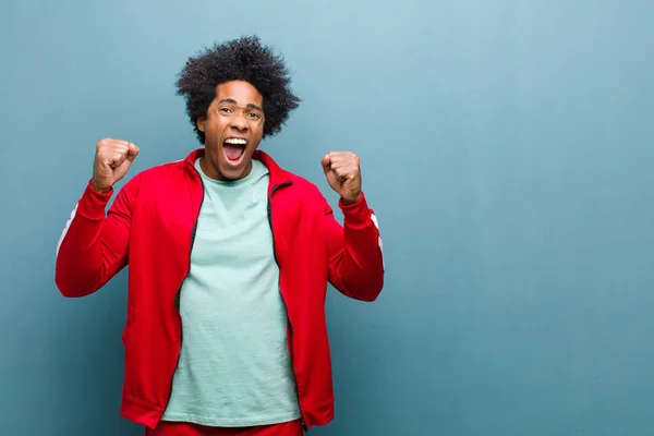 Joven Negro Deportista Sintiéndose Feliz Sorprendido Orgulloso Gritando Celebrando Éxito —  Fotos de Stock