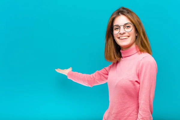 Jonge Mooie Vrouw Voelt Zich Gelukkig Vrolijk Glimlachen Verwelkomen Nodigen — Stockfoto