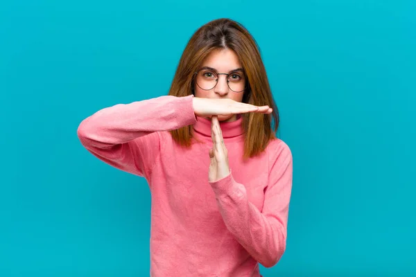 Giovane Bella Donna Sembra Grave Severo Arrabbiato Dispiaciuto Facendo Segno — Foto Stock