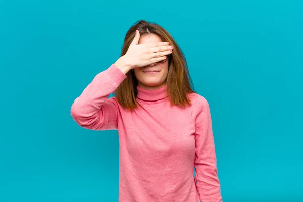 Jovem Mulher Bonita Cobrindo Olhos Com Uma Mão Sentindo Assustado — Fotografia de Stock