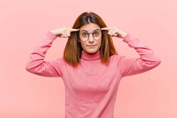 Ung Vacker Kvinna Med Allvarlig Och Koncentrerad Utseende Brainstorming Och — Stockfoto