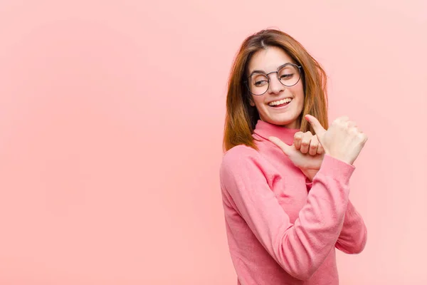 Ung Vacker Kvinna Ler Glatt Och Nonchalant Pekar Kopiera Utrymme — Stockfoto