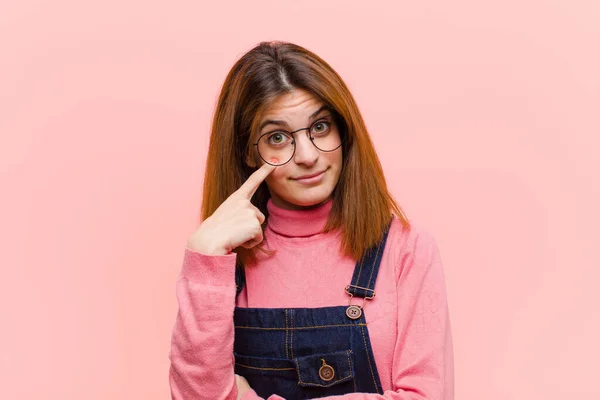 Jovem Bonita Mulher Manter Olho Você Não Confiando Assistindo Ficar — Fotografia de Stock