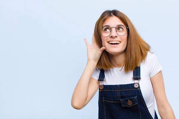 Jonge Mooie Vrouw Glimlachend Nieuwsgierig Naar Zijkant Kijken Proberen Luisteren — Stockfoto