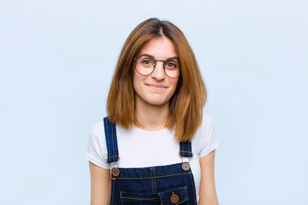 Jovem Mulher Bonita Sorrindo Positivamente Confiantemente Olhando Satisfeito Amigável Feliz — Fotografia de Stock