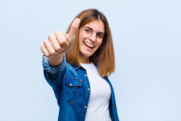 Ung Vacker Kvinna Känner Sig Stolt Bekymmerslös Självsäker Och Glad — Stockfoto