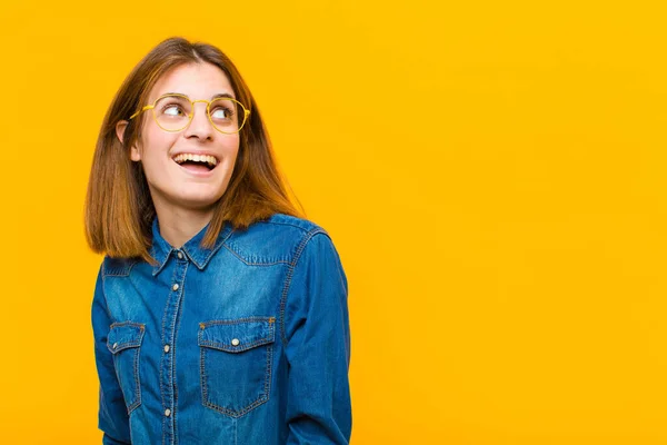 Junge Hübsche Frau Die Schockiert Glücklich Erstaunt Und Überrascht Ist — Stockfoto