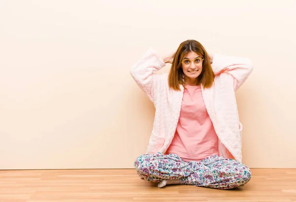 Jeune Femme Portant Pyjama Assis Maison Sentant Stressée Inquiète Anxieuse — Photo