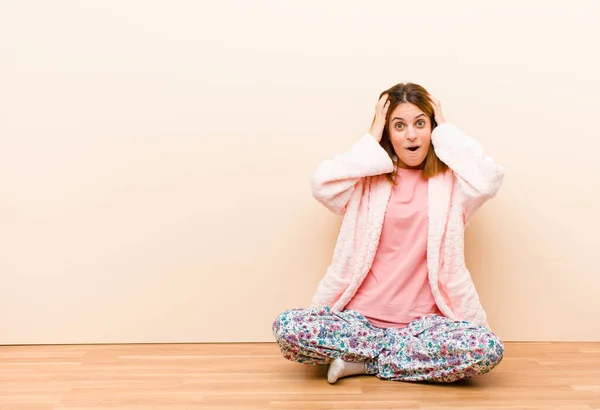 Young Woman Wearing Pajamas Sitting Home Looking Excited Surprised Open — Stock Photo, Image