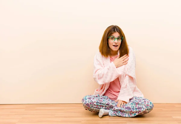Νεαρή Γυναίκα Φορώντας Πιτζάμες Κάθεται Στο Σπίτι Αισθάνεται Σοκαρισμένος Και — Φωτογραφία Αρχείου