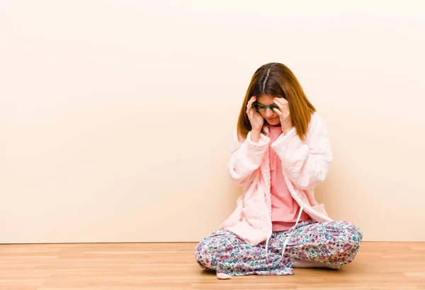 Jonge Vrouw Pyjama Thuis Zittend Ogen Bedekkend Met Handen Met — Stockfoto