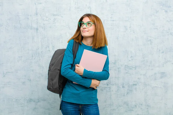 Jovem Estudante Mulher Sentindo Feliz Orgulhoso Esperançoso Perguntando Pensando Olhando — Fotografia de Stock