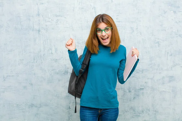 Jonge Student Vrouw Voelt Zich Geschokt Opgewonden Gelukkig Lachen Vieren — Stockfoto