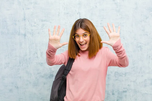 Jonge Student Vrouw Glimlachend Zoek Vriendelijk Tonen Nummer Tien Tiende — Stockfoto