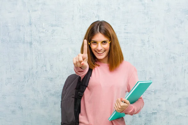 Mladá Studentka Usmívá Vypadá Přátelsky Ukazuje Číslo Jedna Nebo První — Stock fotografie