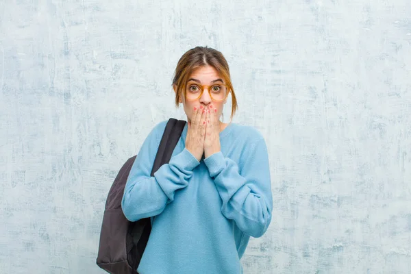 Junge Studentin Die Sich Besorgt Aufgebracht Und Verängstigt Fühlt Den — Stockfoto