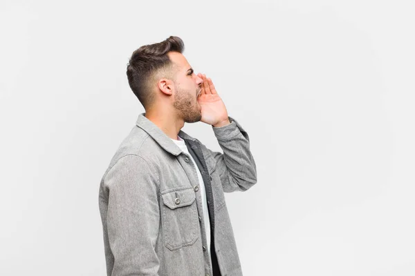 Joven Hombre Hispano Vista Perfil Mirando Feliz Emocionado Gritando Llamando —  Fotos de Stock