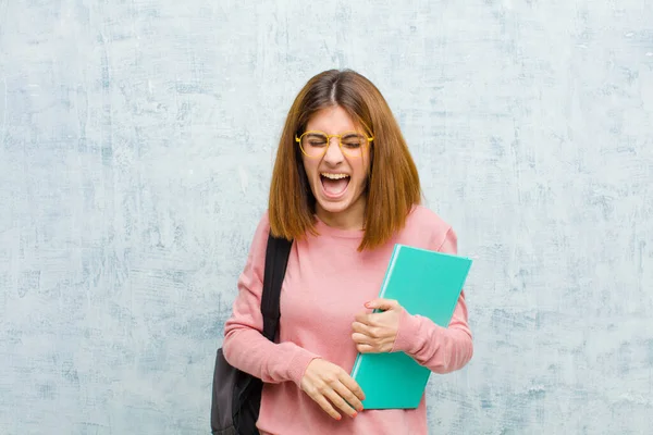 Junge Studentin Schreit Aggressiv Sieht Sehr Wütend Frustriert Empört Oder — Stockfoto