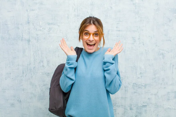 Joven Estudiante Mirando Feliz Emocionado Sorprendido Con Una Sorpresa Inesperada — Foto de Stock