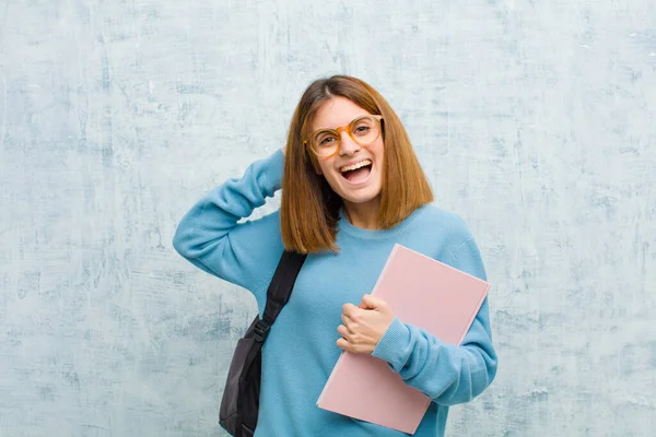 幸せそうで気楽でフレンドリーでリラックスした生活と成功を楽しんでいる若い学生の女性 — ストック写真