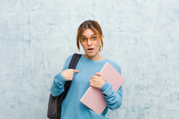 Młoda Studentka Czuje Się Zagubiona Zmieszana Niepewna Wskazując Siebie Pytając — Zdjęcie stockowe