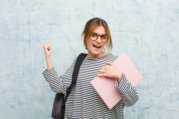 若い学生の女性は幸せを感じます 正と成功 勝利を祝う 成果やグランジの壁の背景に対する幸運 — ストック写真