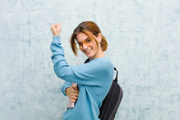 Νεαρή Φοιτήτρια Γυναίκα Αισθάνεται Ευτυχισμένη Ικανοποιημένη Και Ισχυρή Flexing Ταιριάζει — Φωτογραφία Αρχείου