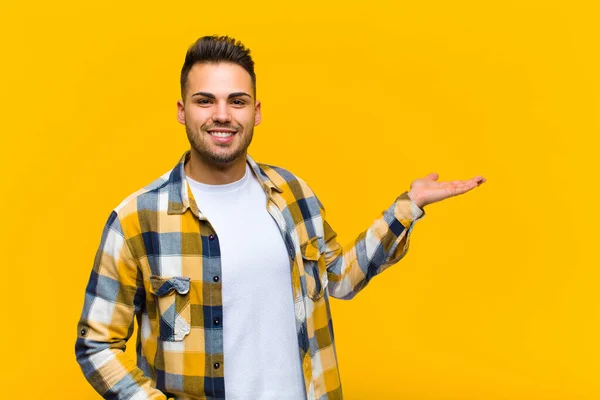 Jovem Hispânico Sorrindo Sentindo Confiante Bem Sucedido Feliz Mostrando Conceito — Fotografia de Stock