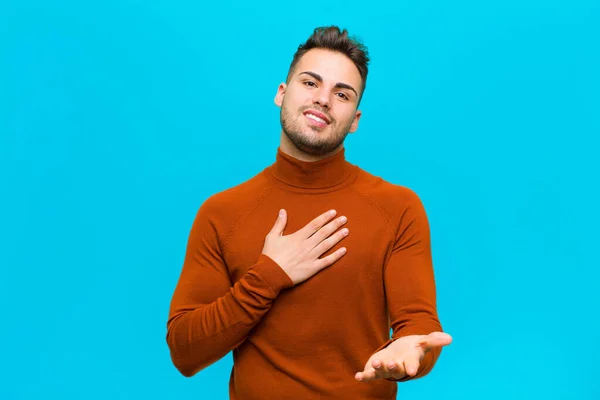 Jeune Homme Hispanique Sentant Heureux Amoureux Souriant Une Main Côté — Photo