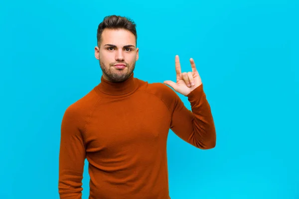 Joven Hispano Sintiéndose Feliz Divertido Confiado Positivo Rebelde Haciendo Letrero — Foto de Stock