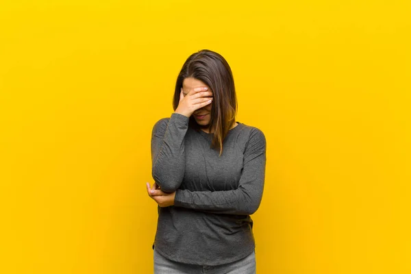 Latinamerikansk Kvinna Ser Stressad Skamsen Eller Upprörd Med Huvudvärk Täcker — Stockfoto