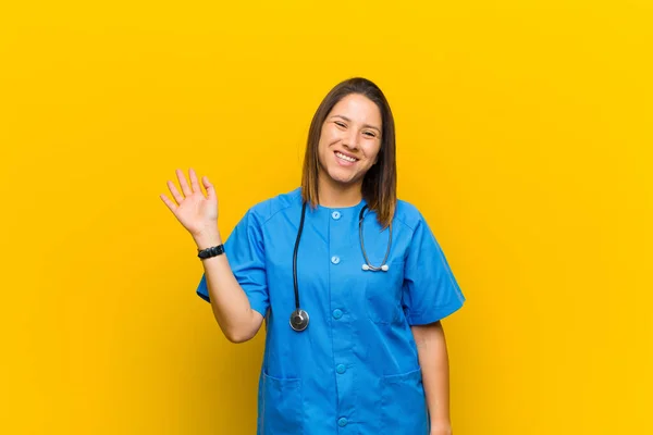 Glücklich Und Fröhlich Lächelnd Hand Winkend Sie Begrüßend Und Grüßend — Stockfoto