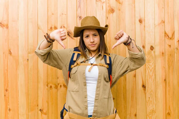 Mujer Exploradora Latina Joven Contra Fondo Pared Madera —  Fotos de Stock