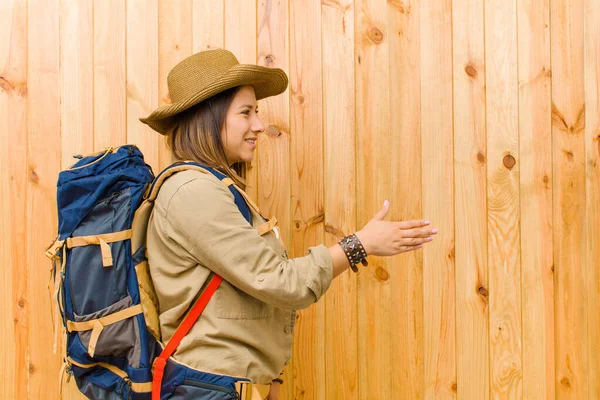 Jong Latijn Ontdekkingsreiziger Vrouw Tegen Houten Muur Achtergrond — Stockfoto