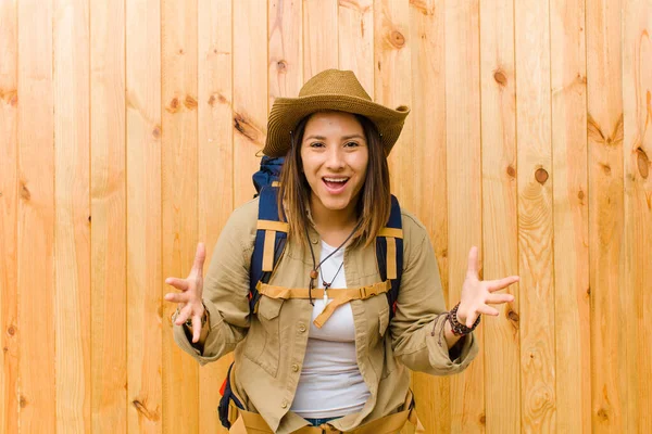 Mujer Exploradora Latina Joven Contra Fondo Pared Madera —  Fotos de Stock